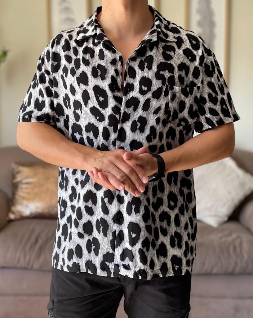 Camisa animal print viscosa gris