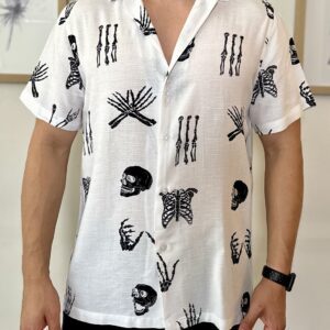Camisa manga corta esqueleto fondo blanco