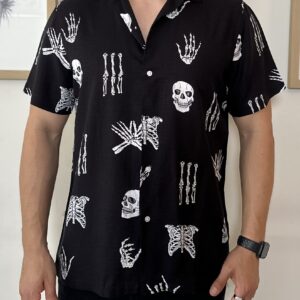 Camisa manga corta esqueleto fondo negro