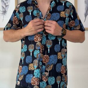 Camisa manga corta abanicos fondo azul