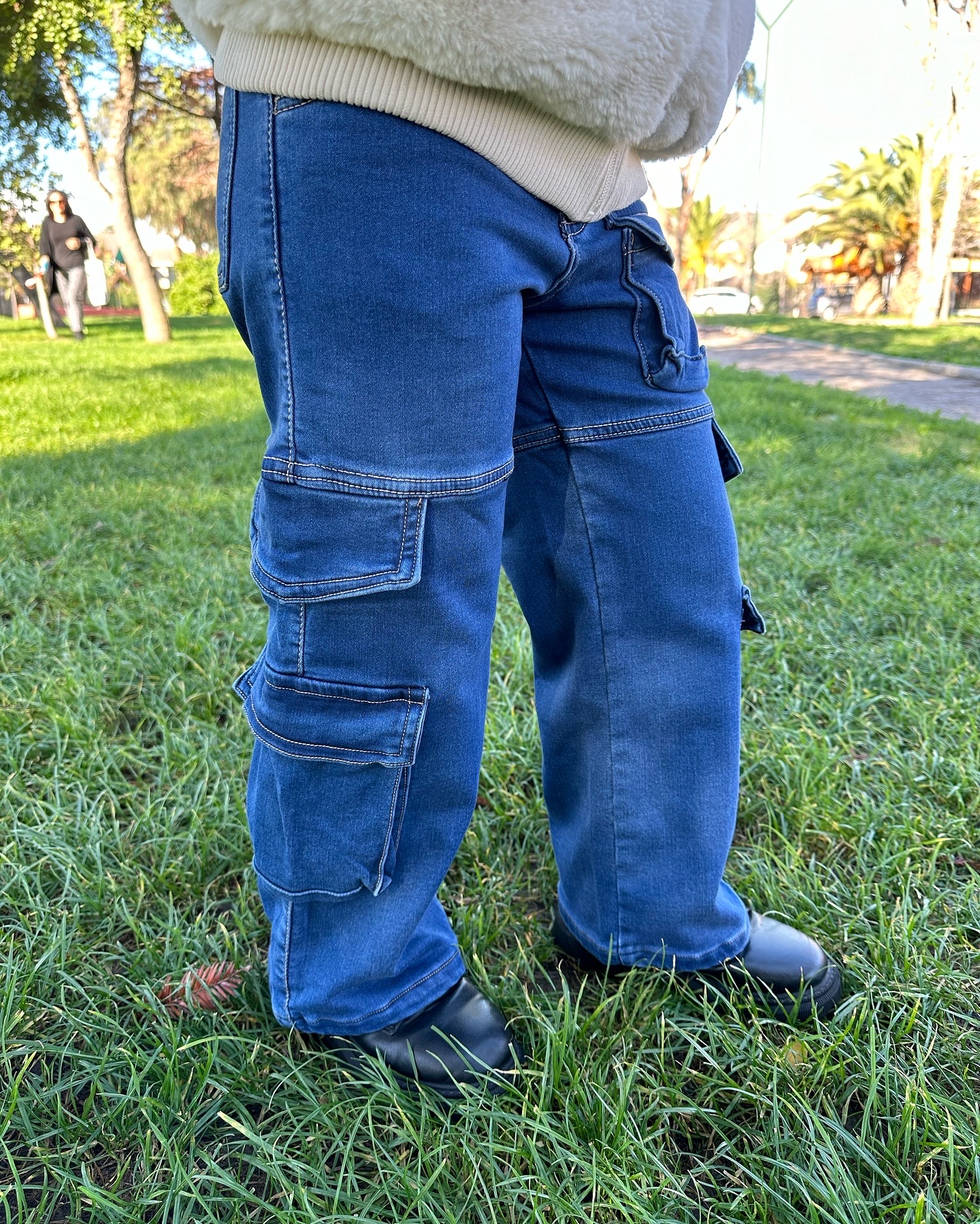 Jeans cargo vaquero azul con POLAR NIÑA - Imagen 6