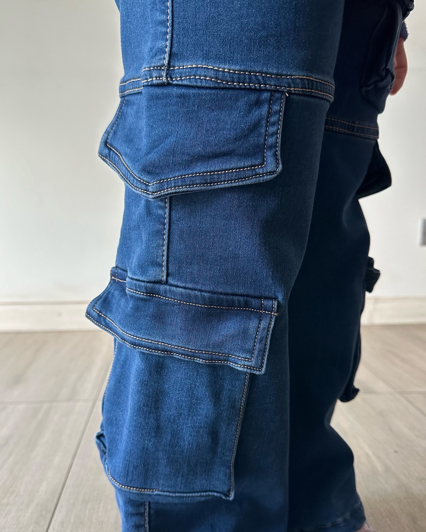 Jeans cargo vaquero azul con POLAR NIÑA - Imagen 4