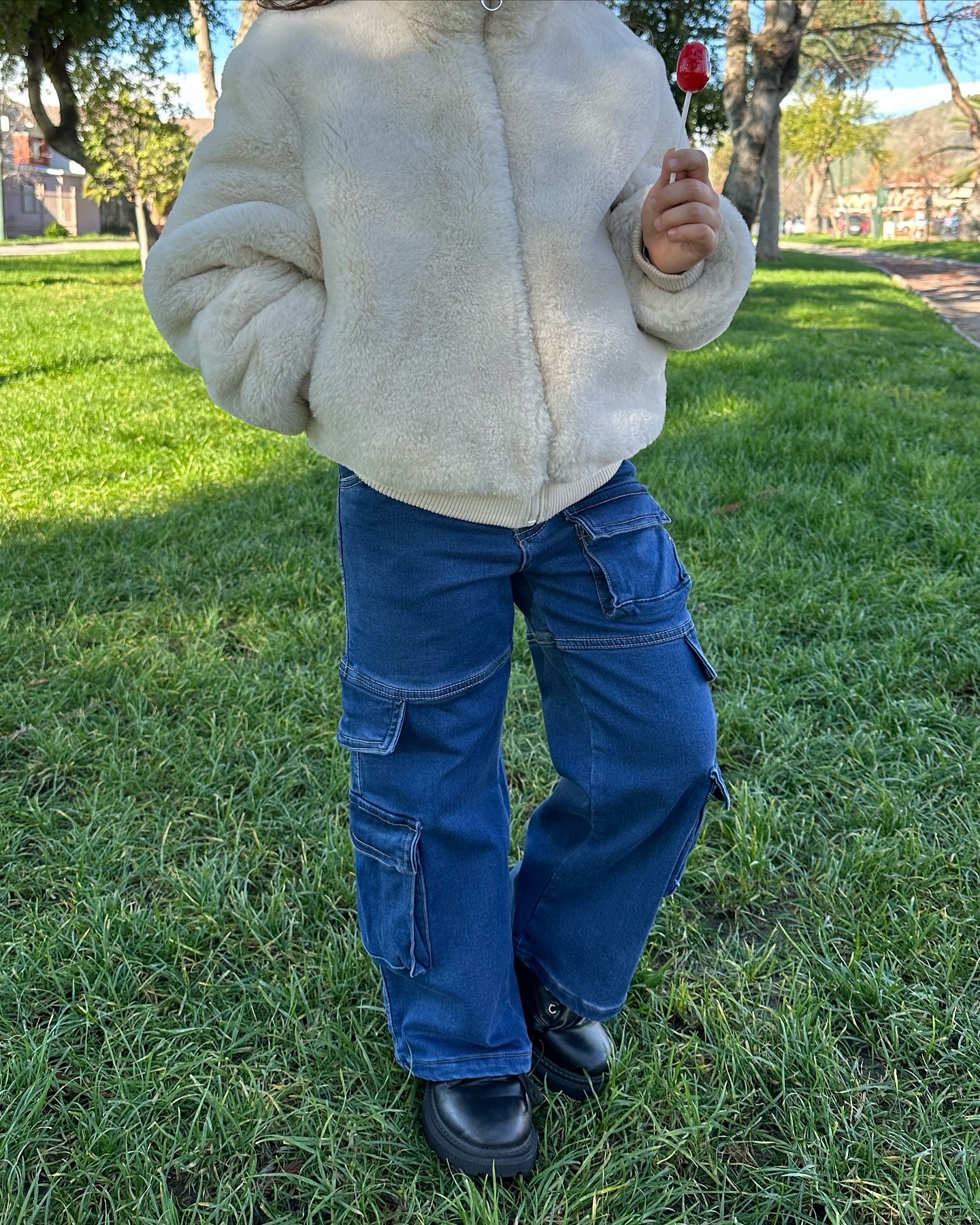 Jeans cargo vaquero azul con POLAR NIÑA - Imagen 2