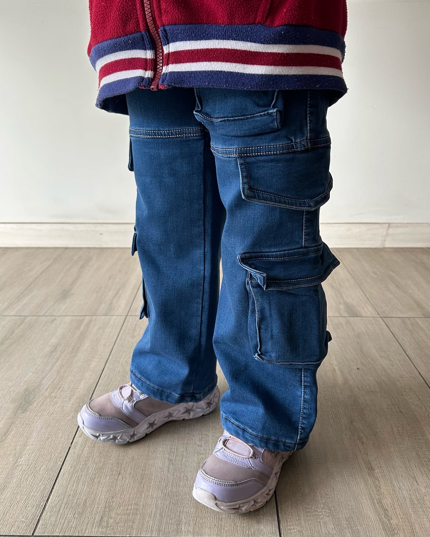Jeans cargo vaquero azul con POLAR NIÑA - Imagen 5