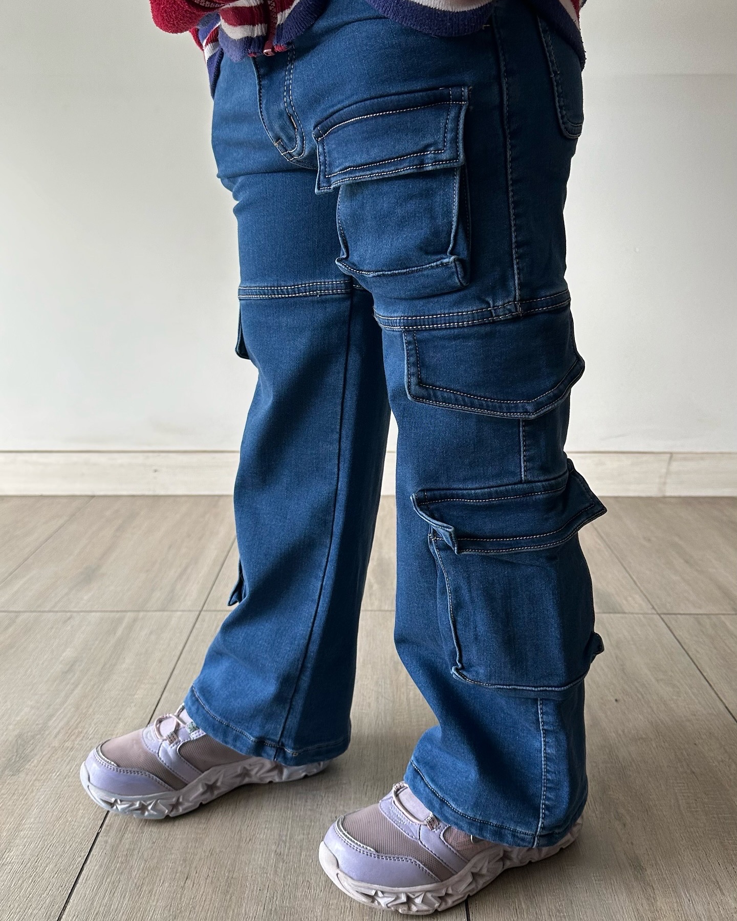 Jeans cargo vaquero azul con POLAR NIÑA - Imagen 3