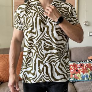 Camisa modelo cebra rayas doradas